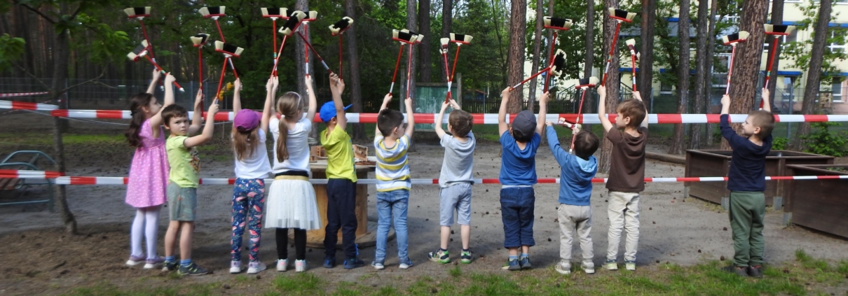 Besenspende von ZBB an einen Bad Belziger Kindergarten