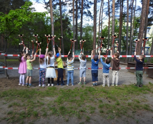 Besenspende von ZBB an einen Bad Belziger Kindergarten